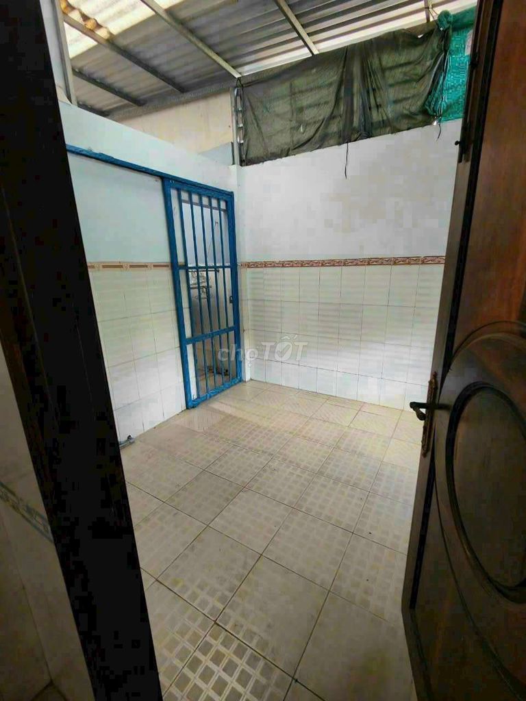 The 4.5-533 M-- container-- 3 bedrooms-- only 17 million a month.