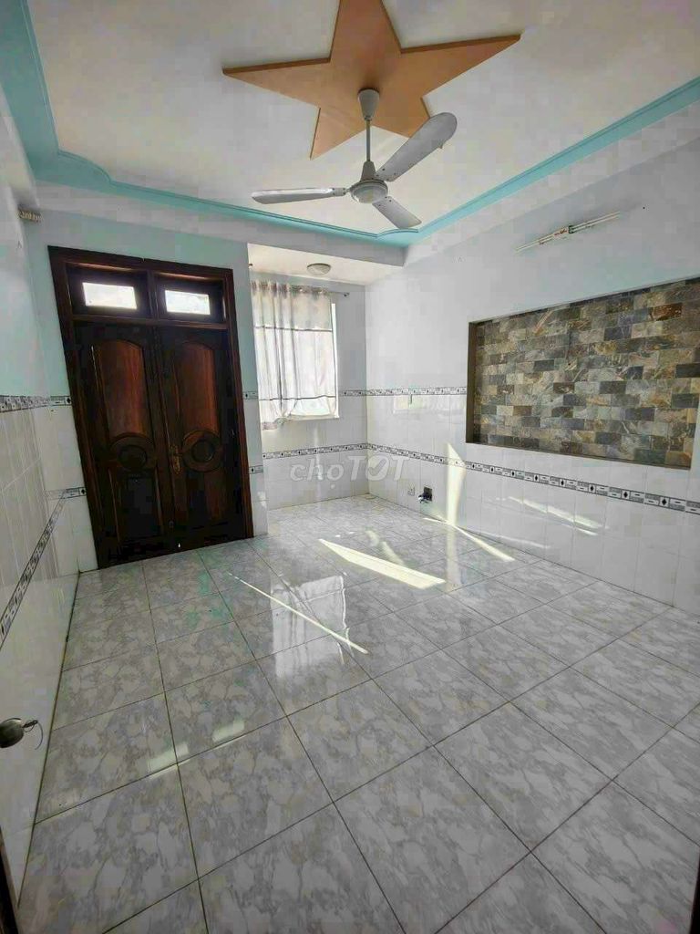 The 4.5-533 M-- container-- 3 bedrooms-- only 17 million a month.