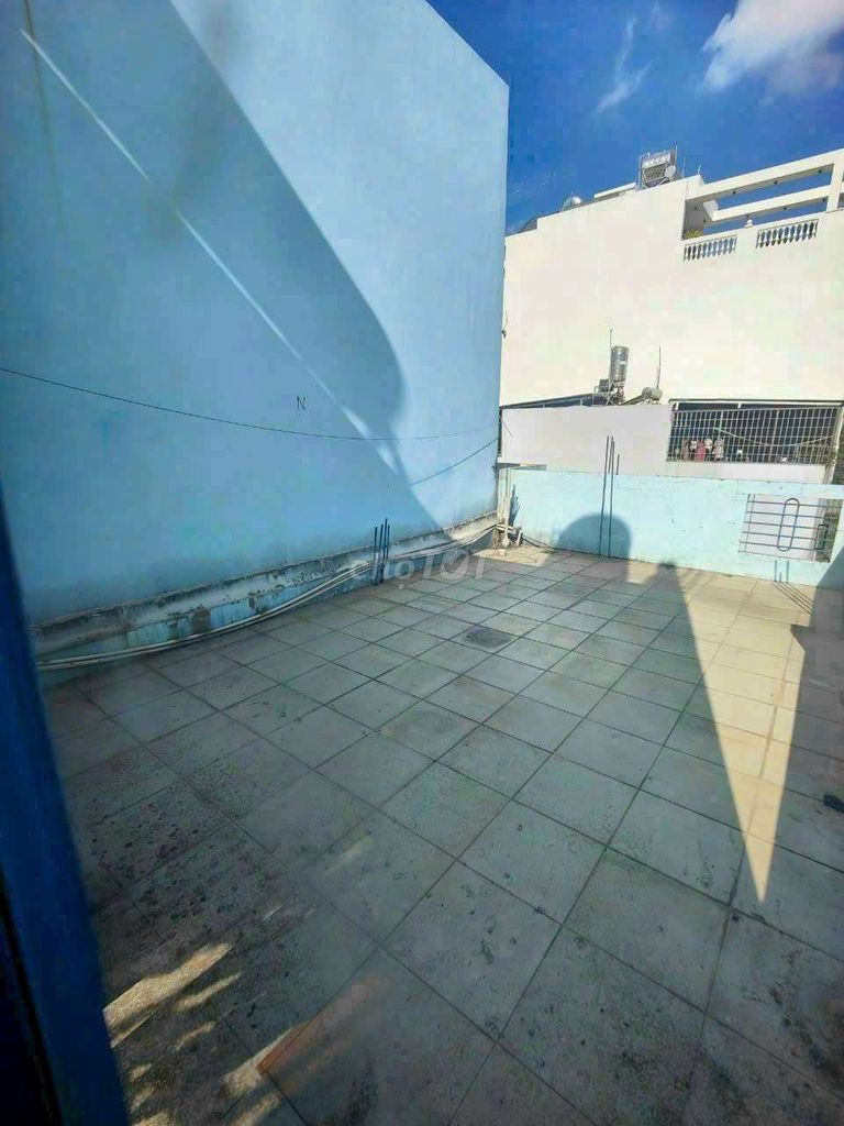 The 4.5-533 M-- container-- 3 bedrooms-- only 17 million a month.