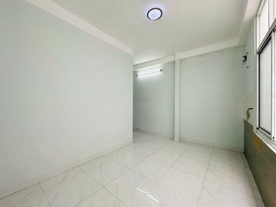 The super-symple apartment at the end of Nguyễn Oanh.