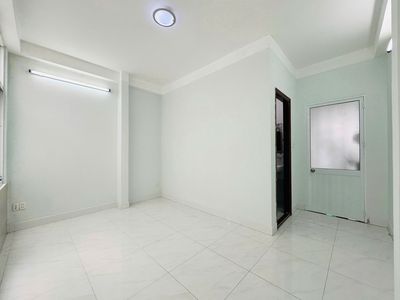 The super-symple apartment at the end of Nguyễn Oanh.