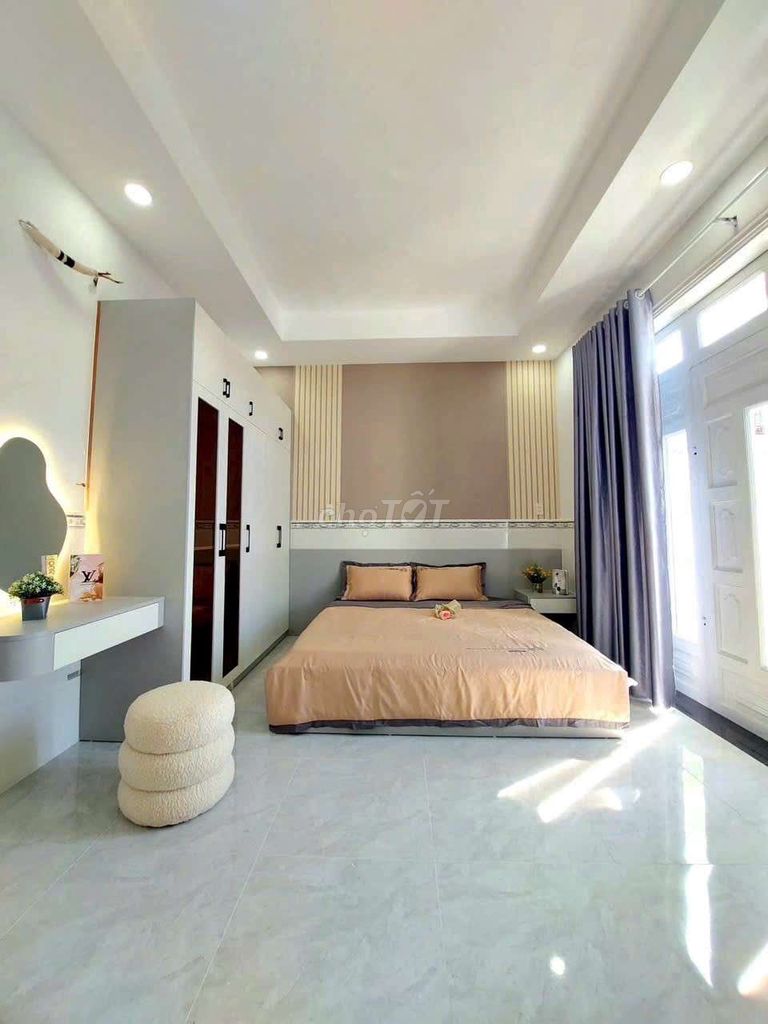 It's the owner who rents the 4mm down 5 x 20 2th floor 7 p sleeps 5 tolet