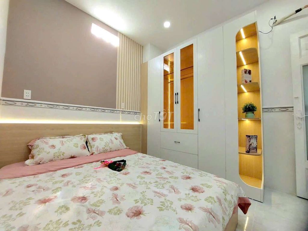 It's the owner who rents the 4mm down 5 x 20 2th floor 7 p sleeps 5 tolet