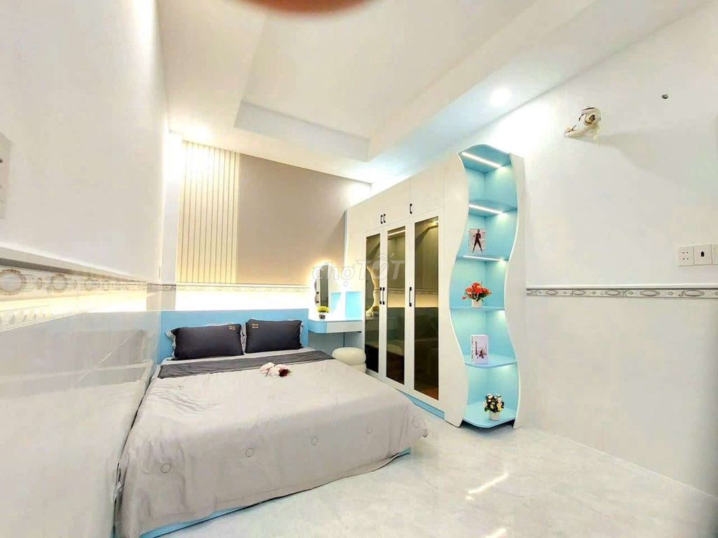It's the owner who rents the 4mm down 5 x 20 2th floor 7 p sleeps 5 tolet