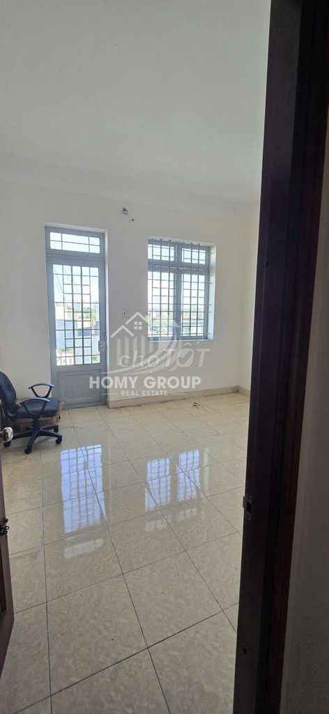 Integrating four bedrooms, across from the park, free parking cars- 15 million.