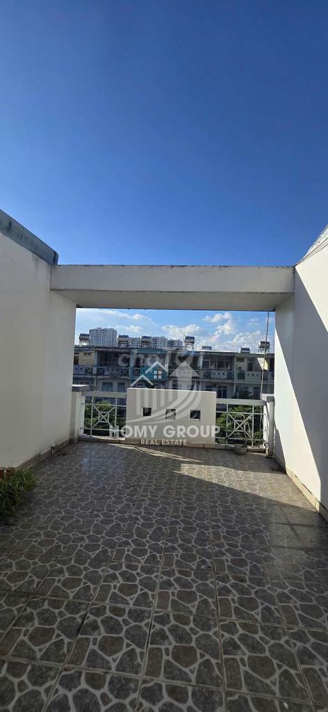 Integrating four bedrooms, across from the park, free parking cars- 15 million.