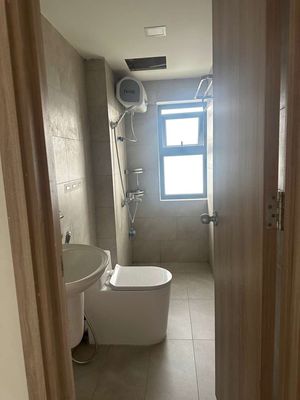 Two bedrooms, two bedrooms, six million and a half, nice and empty.