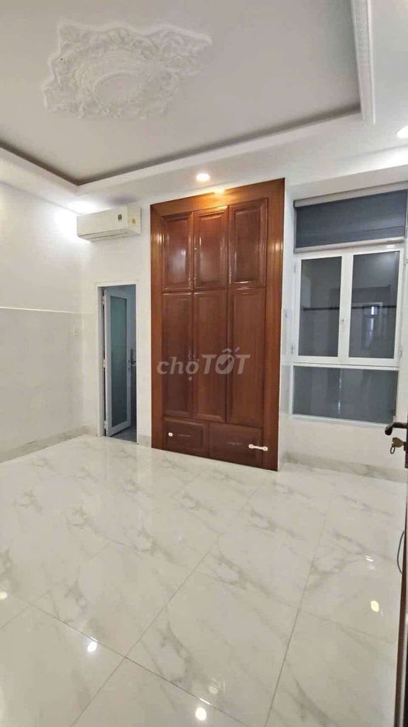 4 x17 meters 2rd floor bedroom.