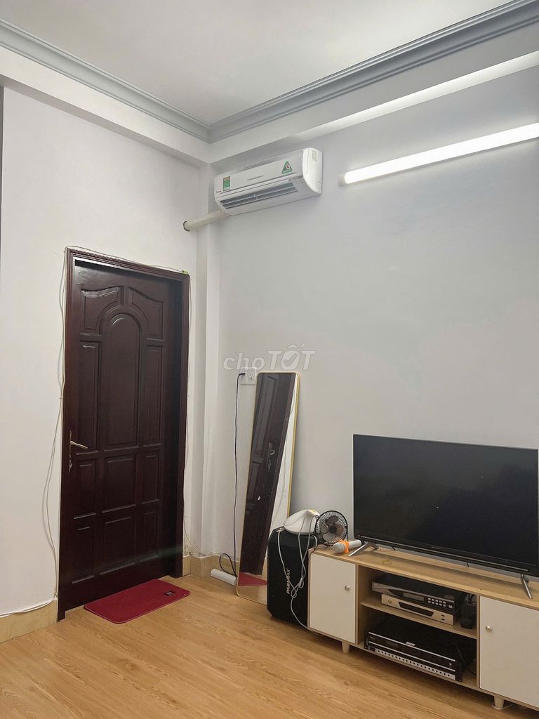 Rent a three-story four-way Bình Lợi bedroom, 13-13 Bình Thạnh. It costs 21 million a month.