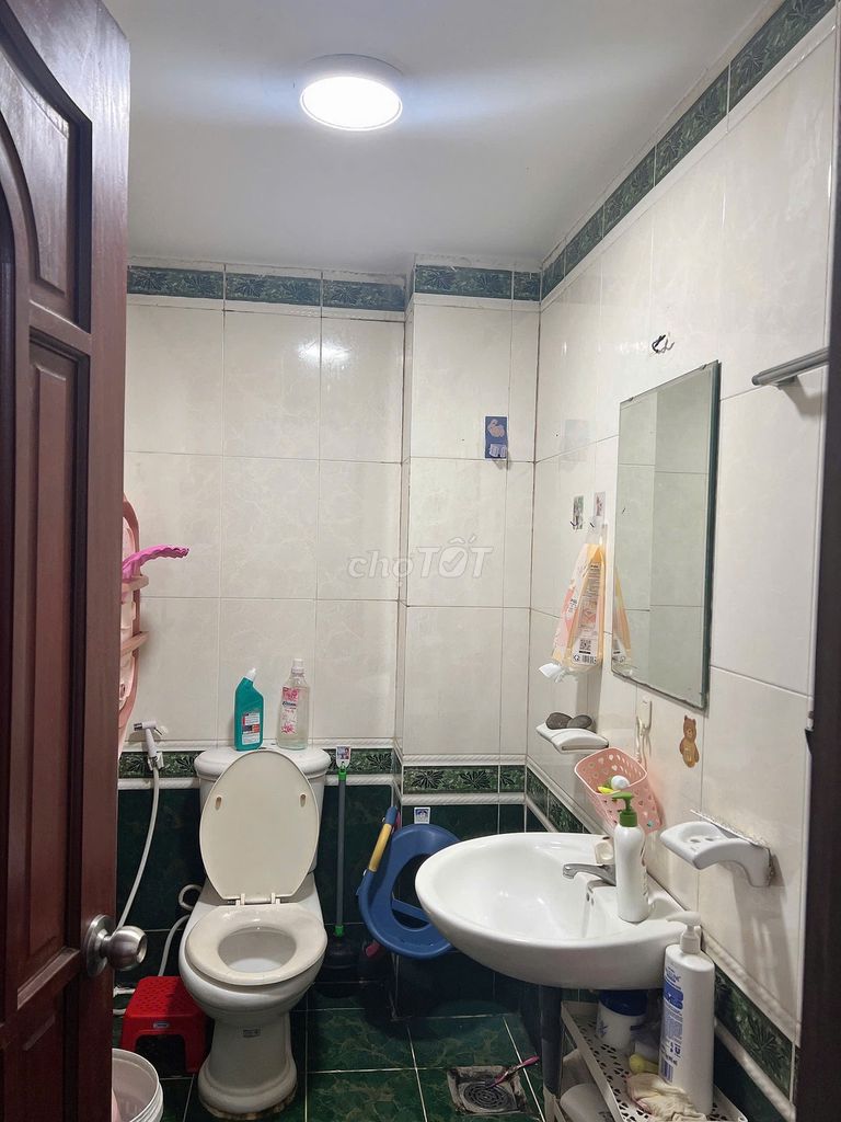 Rent a three-story four-way Bình Lợi bedroom, 13-13 Bình Thạnh. It costs 21 million a month.