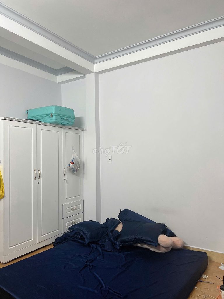 Rent a three-story four-way Bình Lợi bedroom, 13-13 Bình Thạnh. It costs 21 million a month.