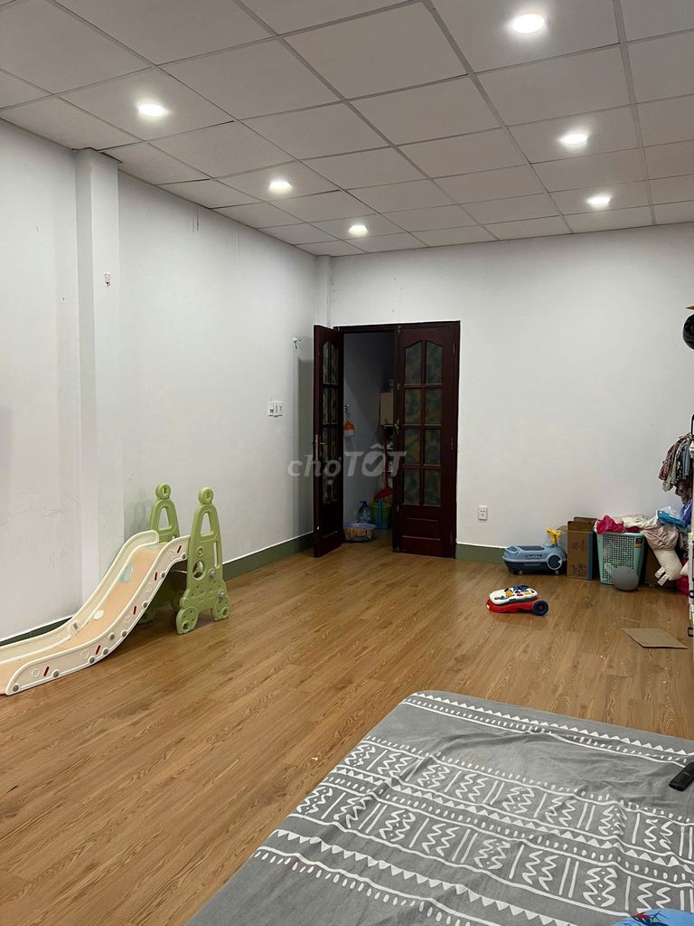 Rent a three-story four-way Bình Lợi bedroom, 13-13 Bình Thạnh. It costs 21 million a month.