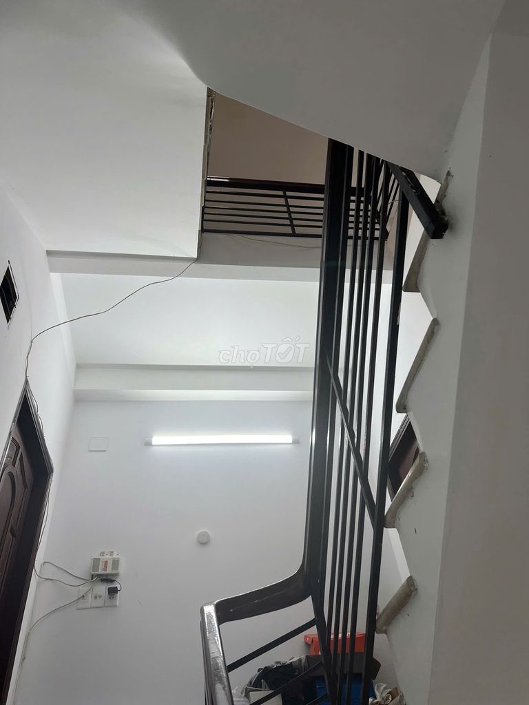 Rent a three-story four-way Bình Lợi bedroom, 13-13 Bình Thạnh. It costs 21 million a month.