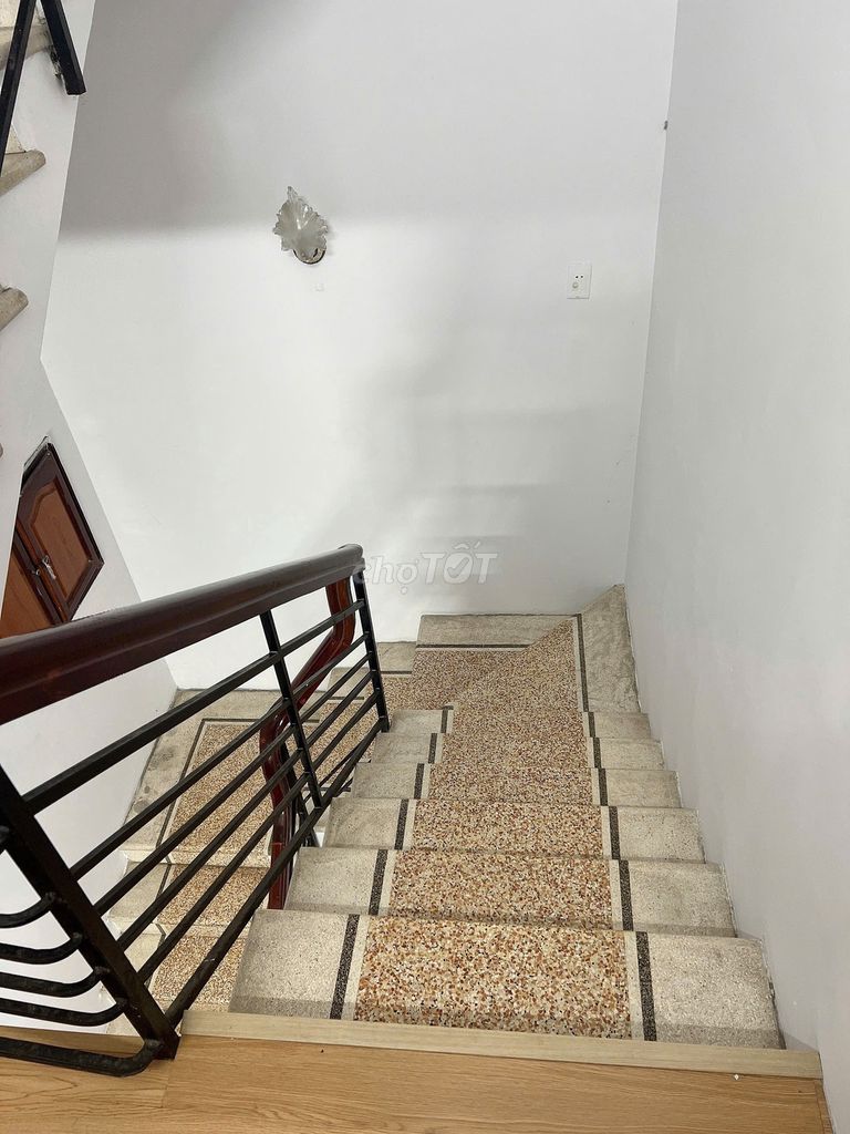 Rent a three-story four-way Bình Lợi bedroom, 13-13 Bình Thạnh. It costs 21 million a month.