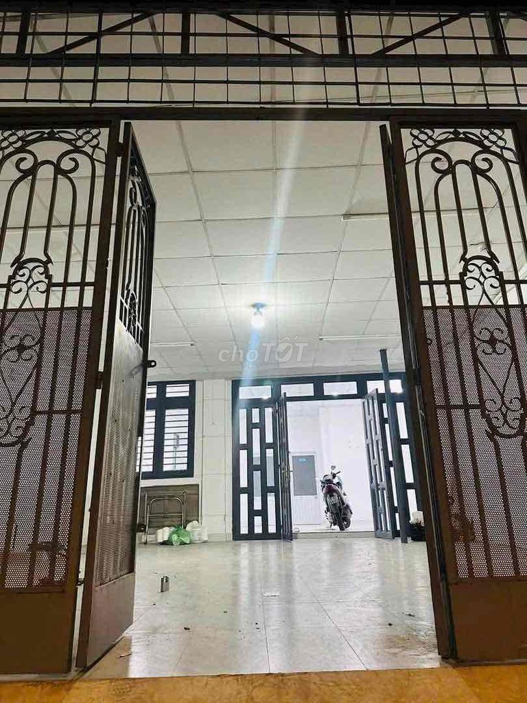 Renting an alley house right out of the mannor scene landmark 81