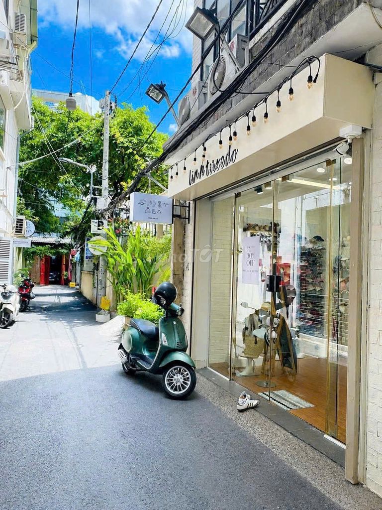 Rent a Lê Văn Sỹ alley house. 3 X14 MM 2th floor bedroom, 25 million.