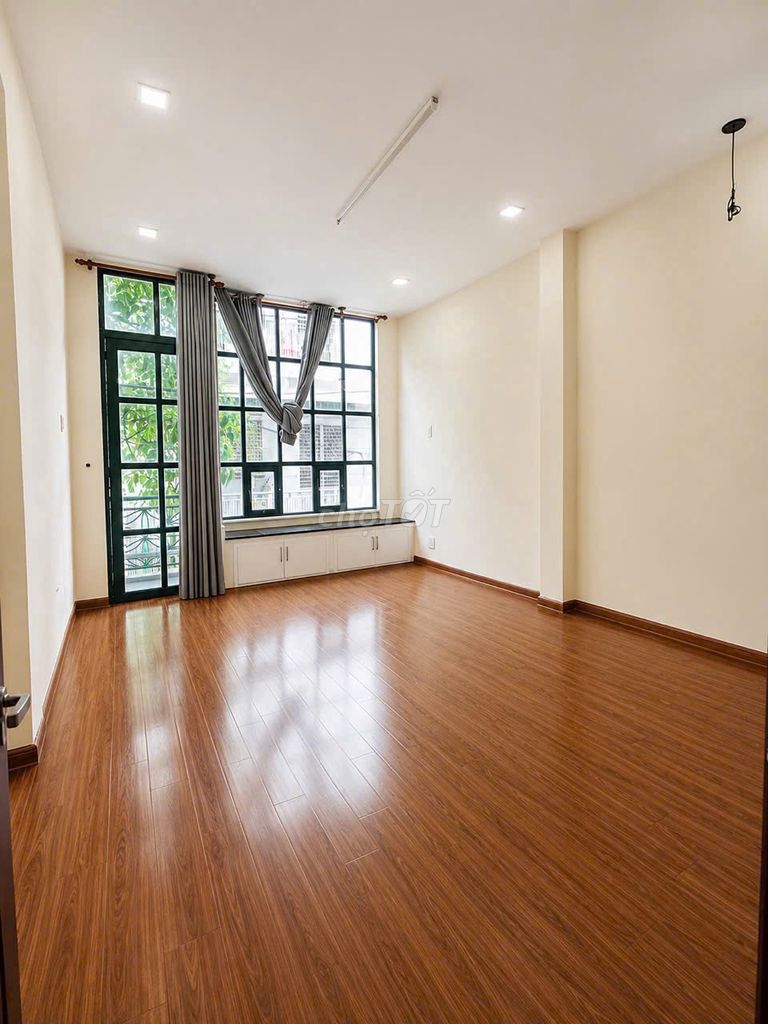 Rent a Lê Văn Sỹ alley house. 3 X14 MM 2th floor bedroom, 25 million.