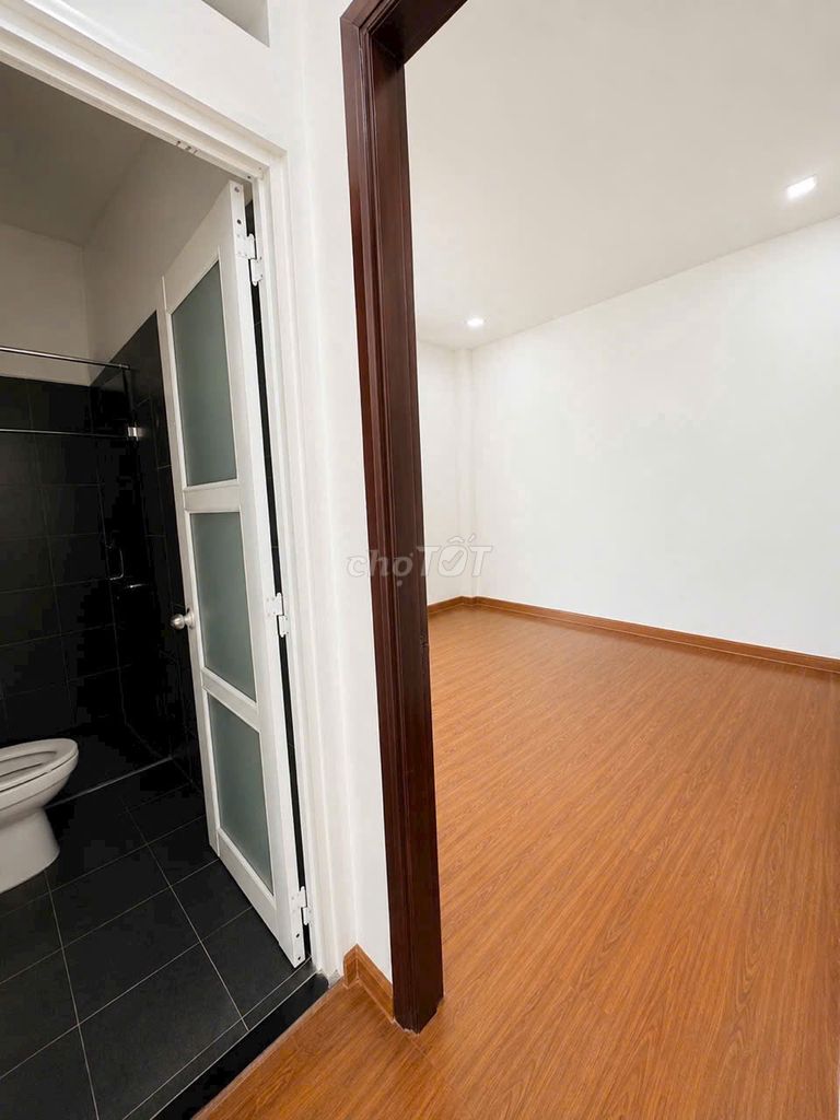 Rent a Lê Văn Sỹ alley house. 3 X14 MM 2th floor bedroom, 25 million.