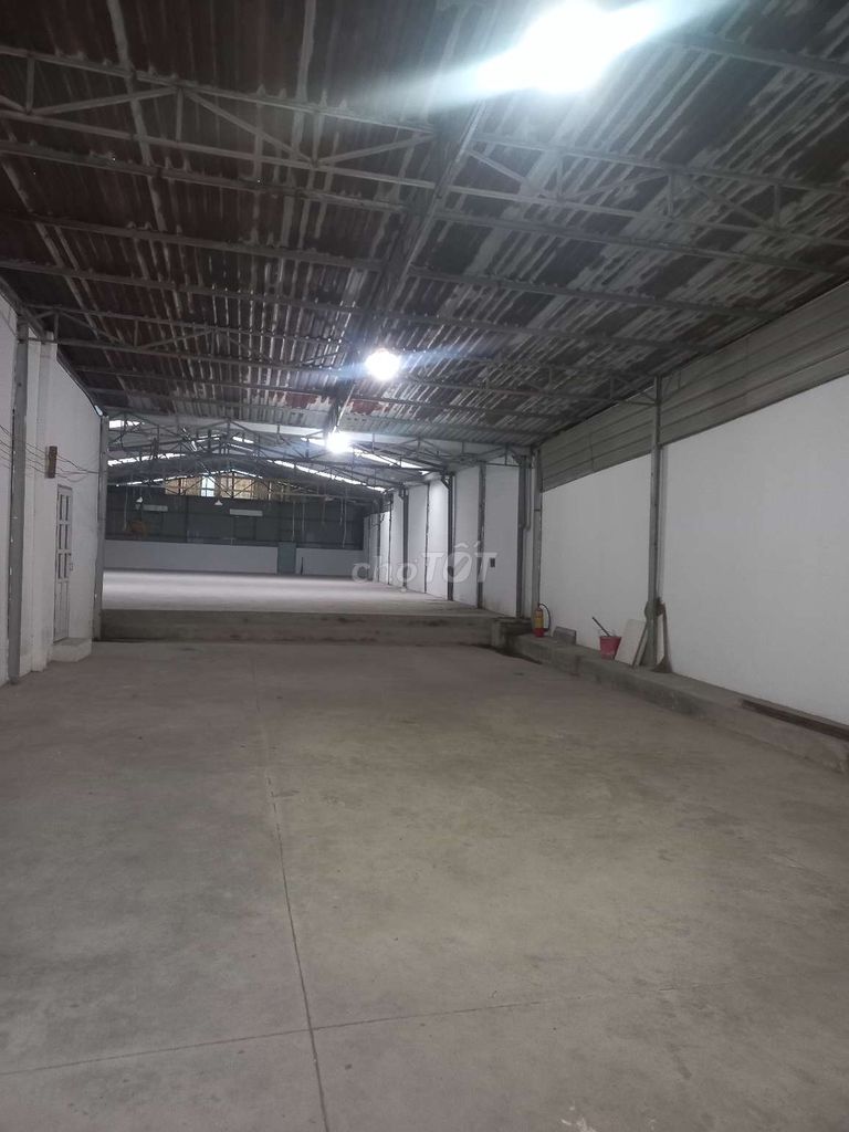Rent the warehouse 500 meters. 8 meters.