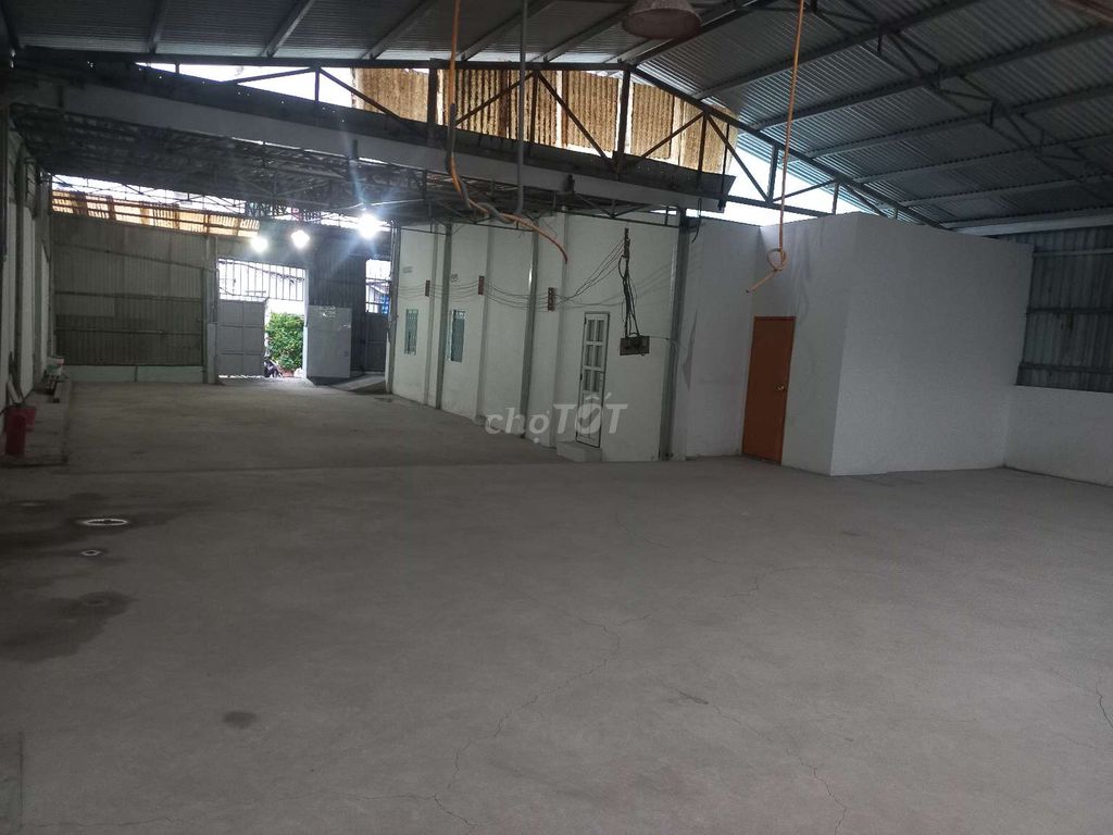 Rent the warehouse 500 meters. 8 meters.