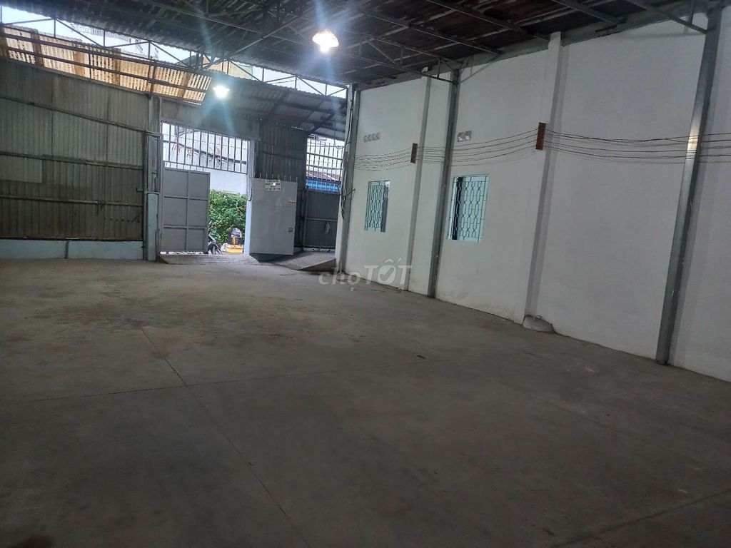 Rent the warehouse 500 meters. 8 meters.