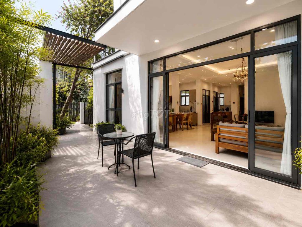 Shock! The villa in District 7! Park view! Only 35 million a month.
