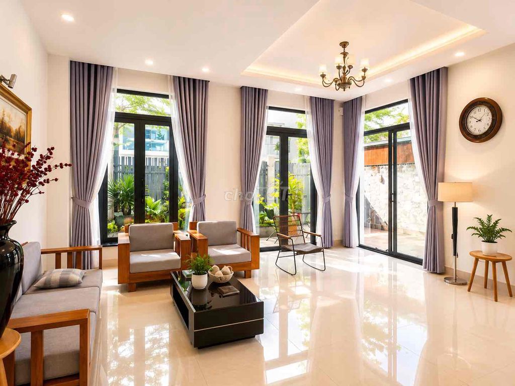 Shock! The villa in District 7! Park view! Only 35 million a month.