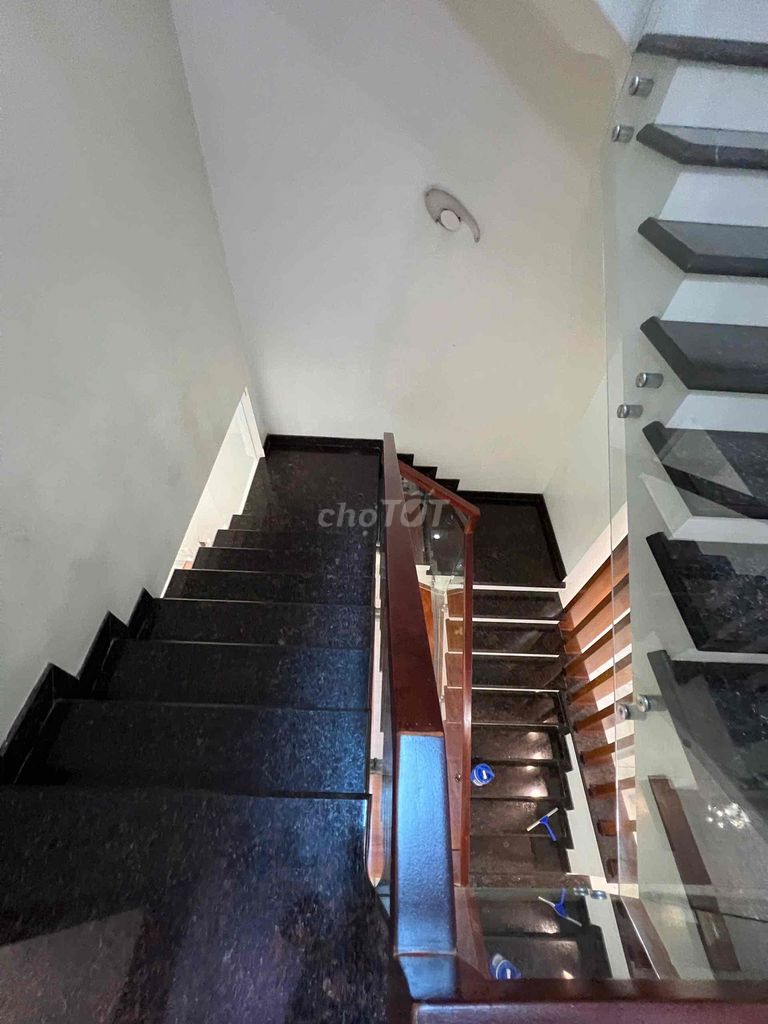 Renting Phạm Hữu Lầu District 7. Price:23 million.
