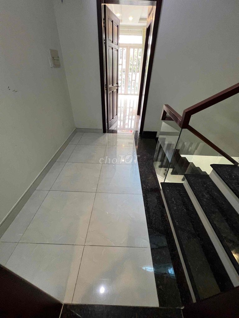 Renting Phạm Hữu Lầu District 7. Price:23 million.