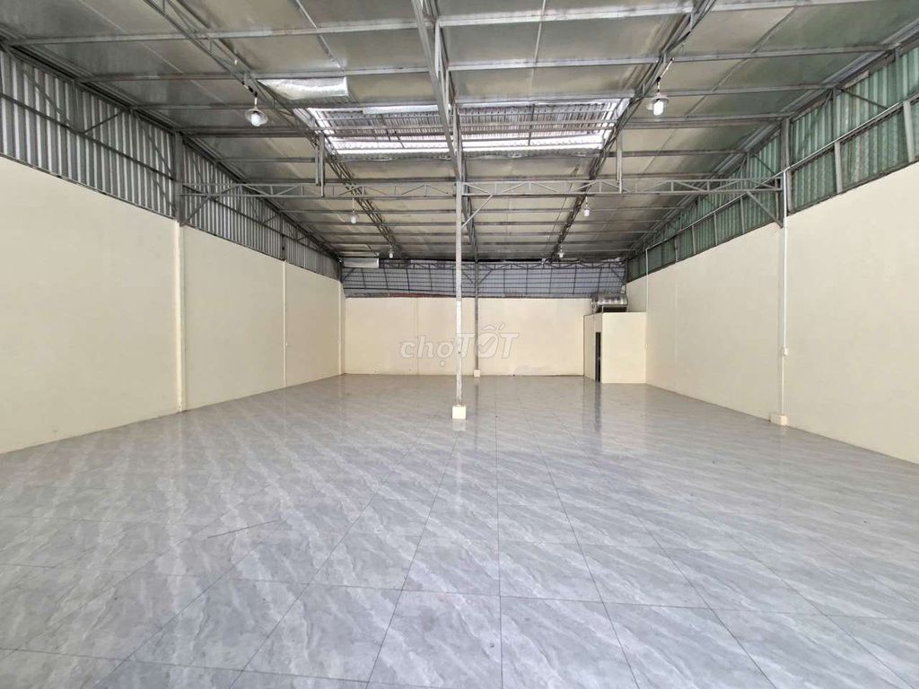 A nice clean warehouse on 12 M 8 x 17 meters tall