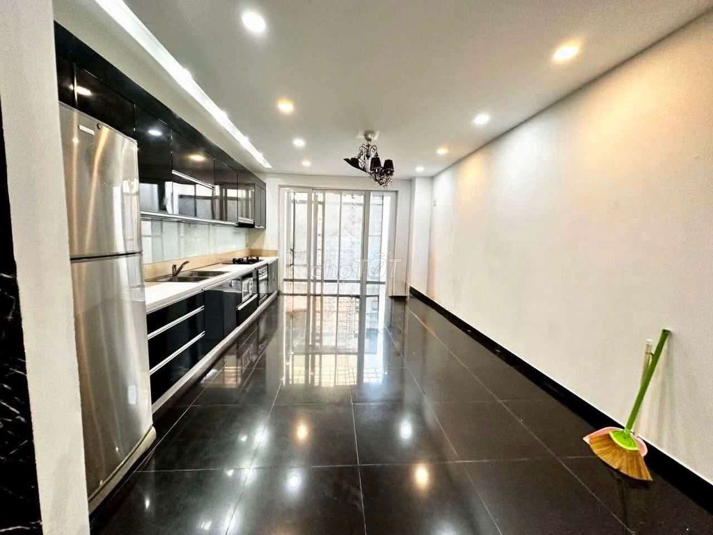 Rent an entire An Phú ward near the park.