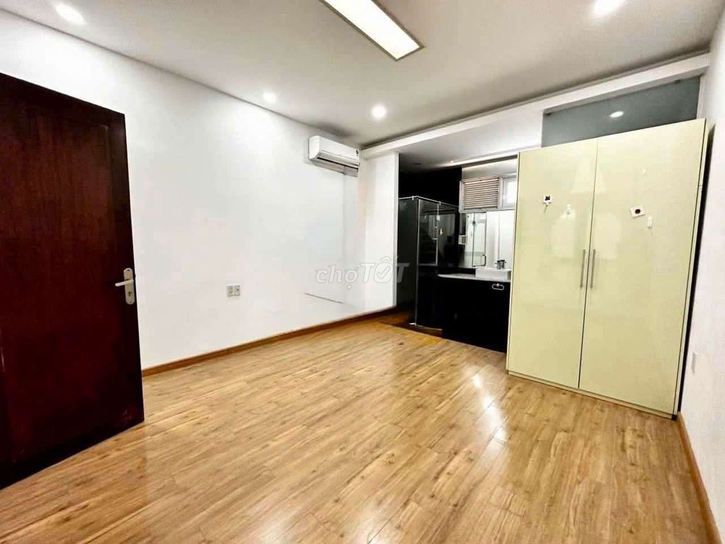 Rent an entire An Phú ward near the park.