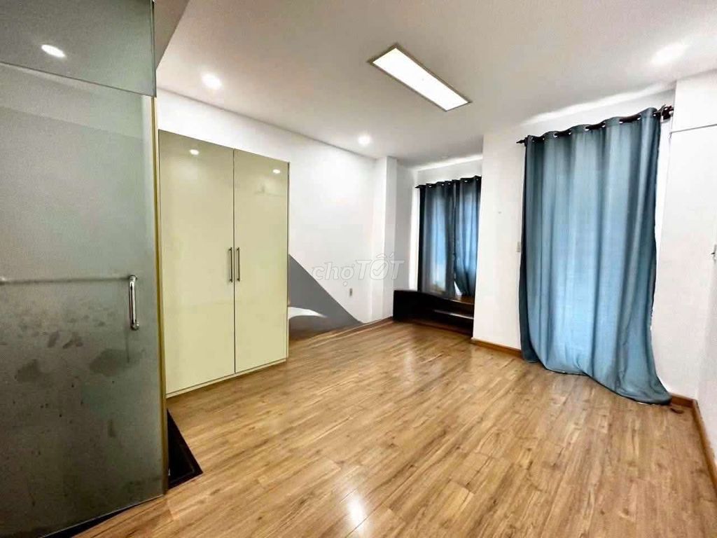 Rent an entire An Phú ward near the park.