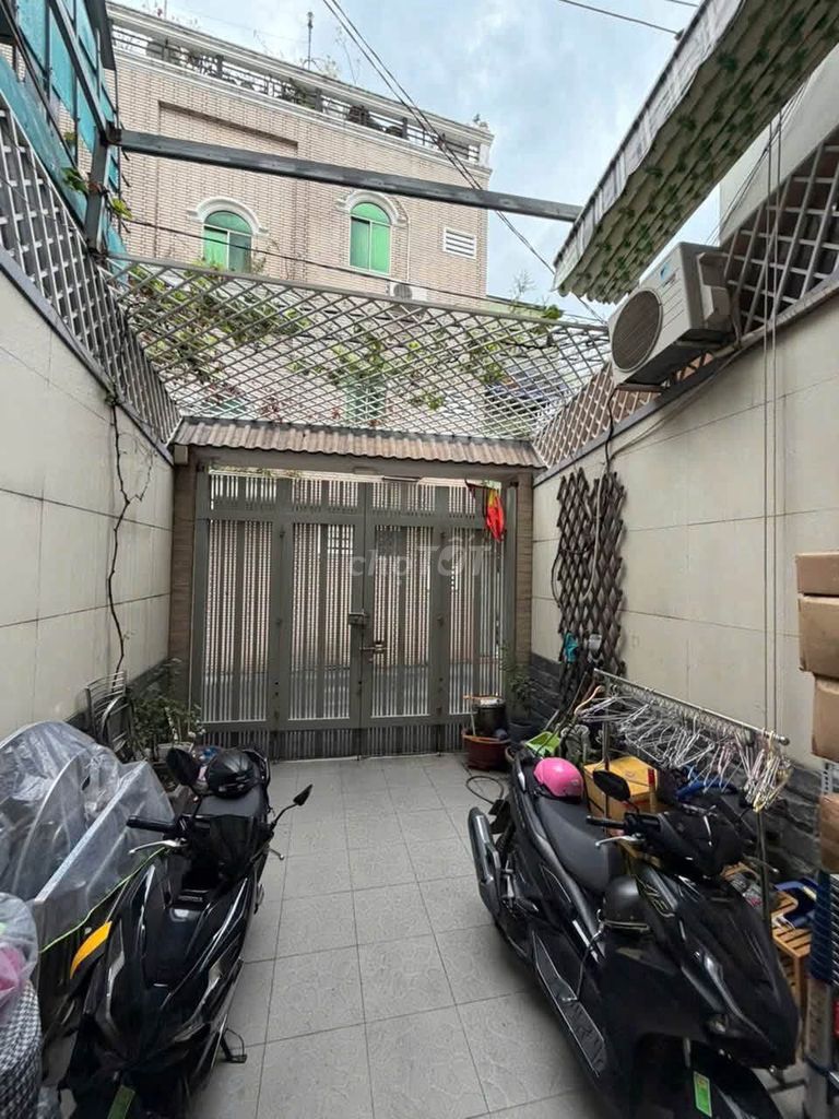 8 meters of Gò Dầu_Granium, 4 x 25 meters, 6 meters of yard, cast 3 sheets of 4 bedrooms_4 toilets