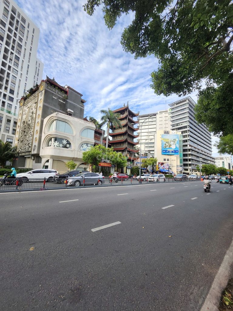 Two-sided corner of Nguyễn Văn Trỗi to be sold or rented