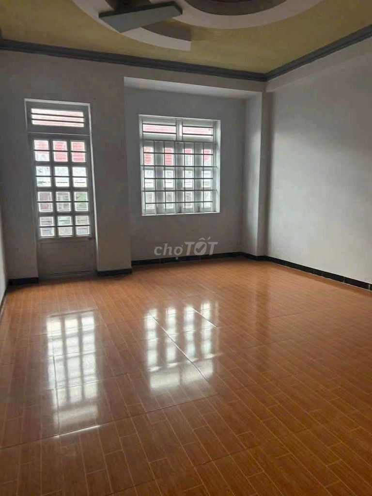 Rent a nice, four-size four-size, four-store toilets.