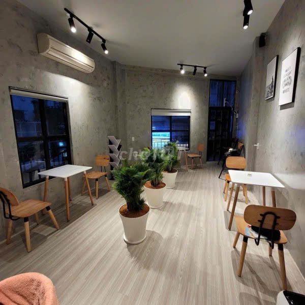 Rent the second corner of the building, 86 Hòa Hưng, District 10.