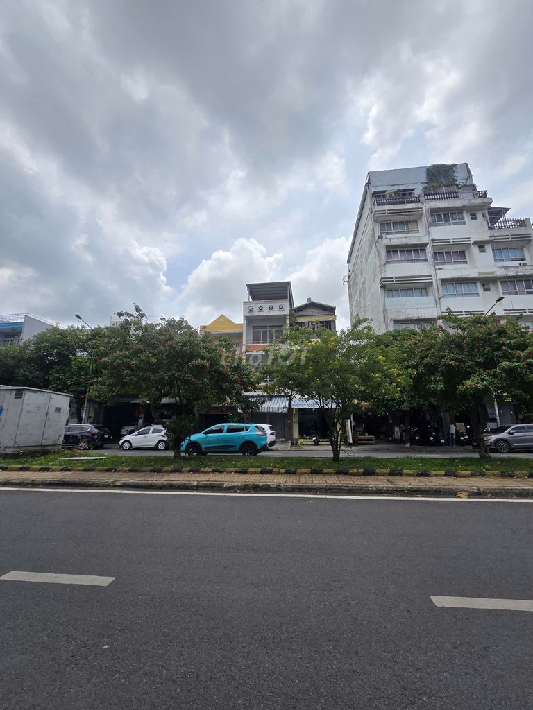 Renting the original house is a Lê Thúc Hoạch area 4 x 20-to-1-story area, 4 bedrooms.