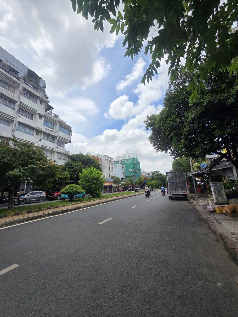Renting the original house is a Lê Thúc Hoạch area 4 x 20-to-1-story area, 4 bedrooms.