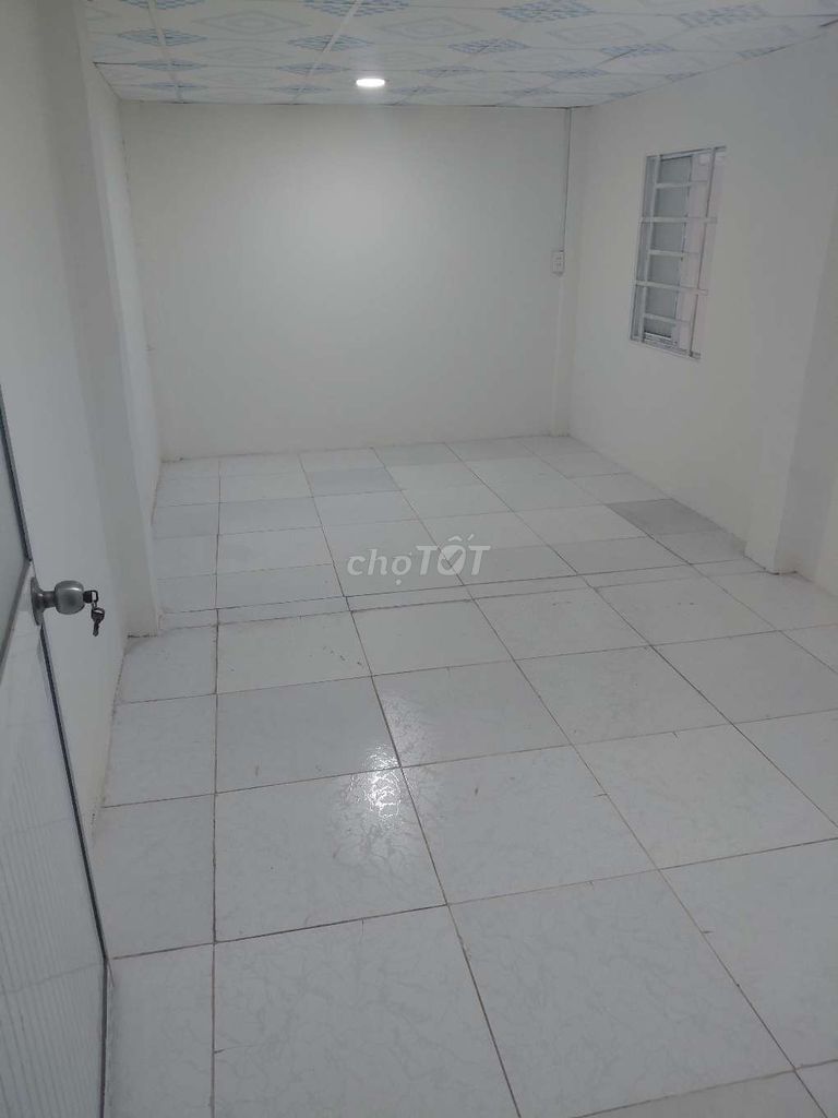 To rent the entire first floor, wide open fair.