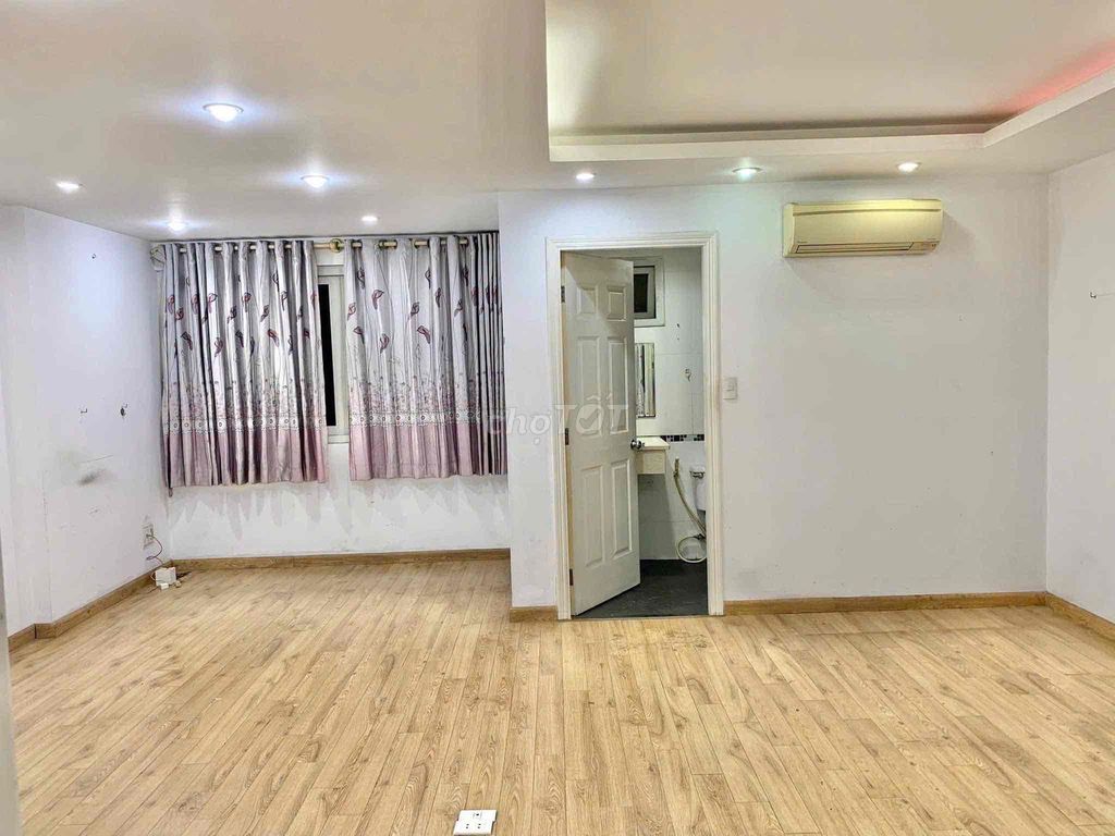 Rent 7th and 5 bedrooms plus 5 toilets 6 x21 M 35 million a month.