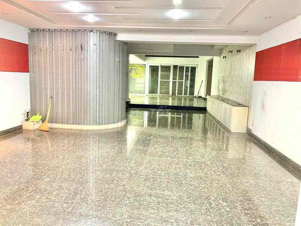 Rent 7th and 5 bedrooms plus 5 toilets 6 x21 M 35 million a month.