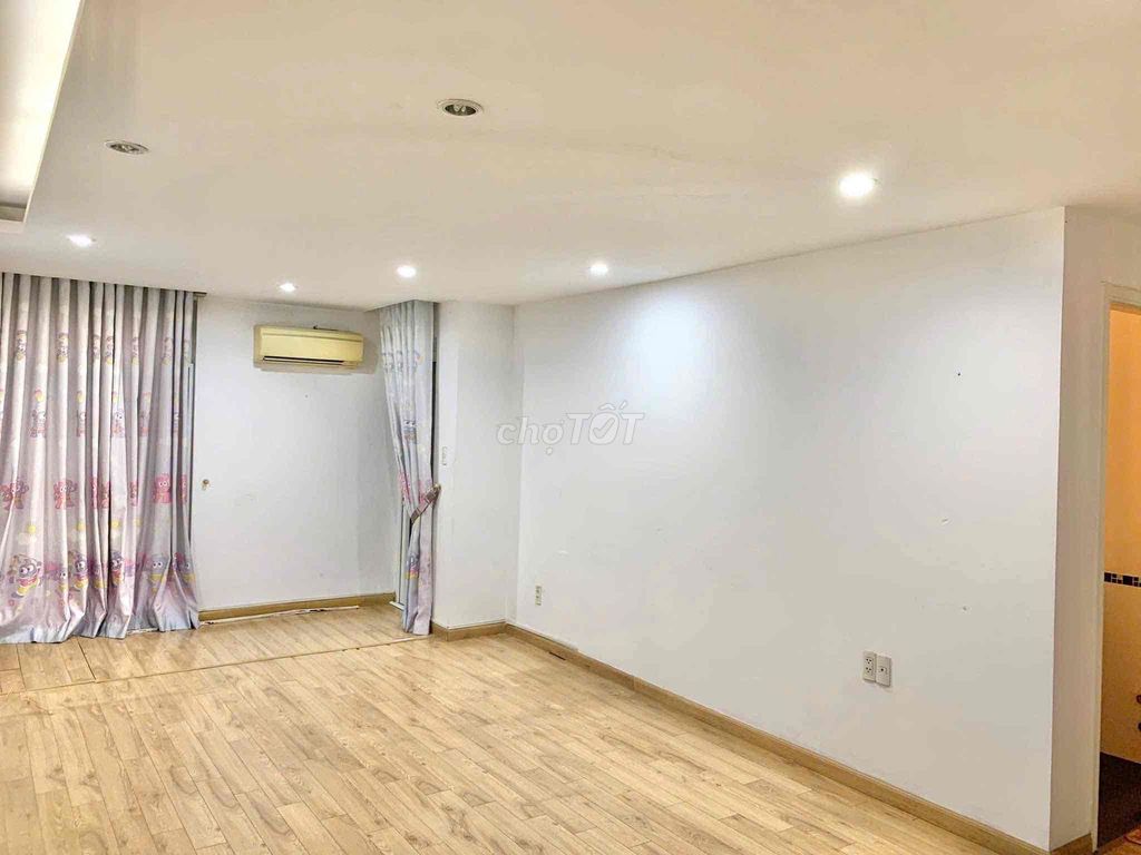 Rent 7th and 5 bedrooms plus 5 toilets 6 x21 M 35 million a month.