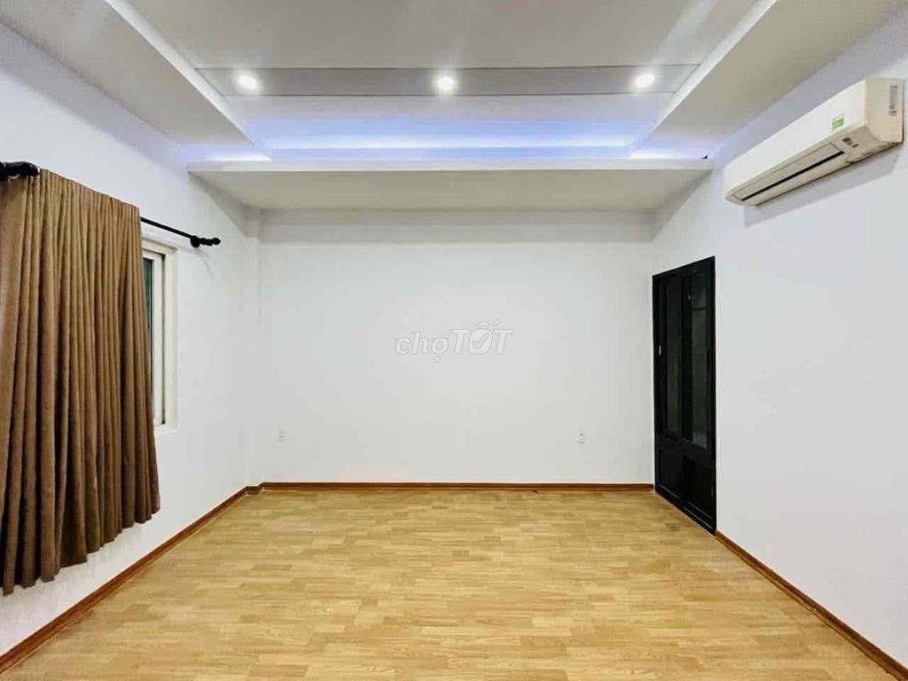 We're renting Picity Buildings, 3rd floor toilets, 5 toilets.