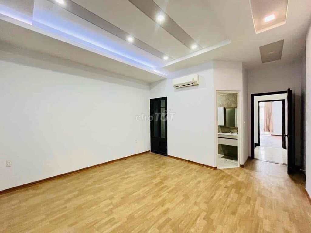 We're renting Picity Buildings, 3rd floor toilets, 5 toilets.