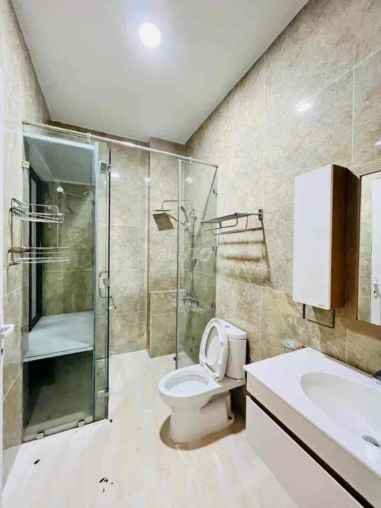 We're renting Picity Buildings, 3rd floor toilets, 5 toilets.