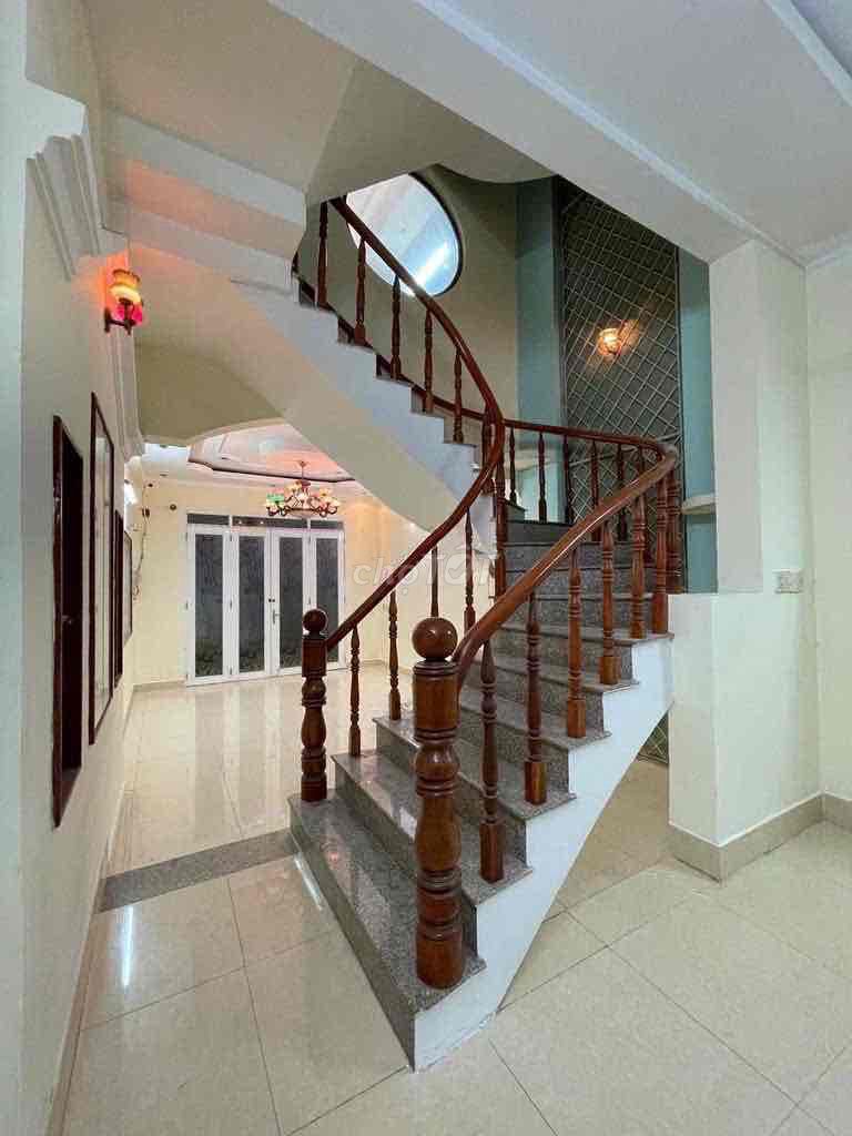 House 1 .2 Supreme Court 5 bedroom 4 x 18 m West Side Attack District 7
