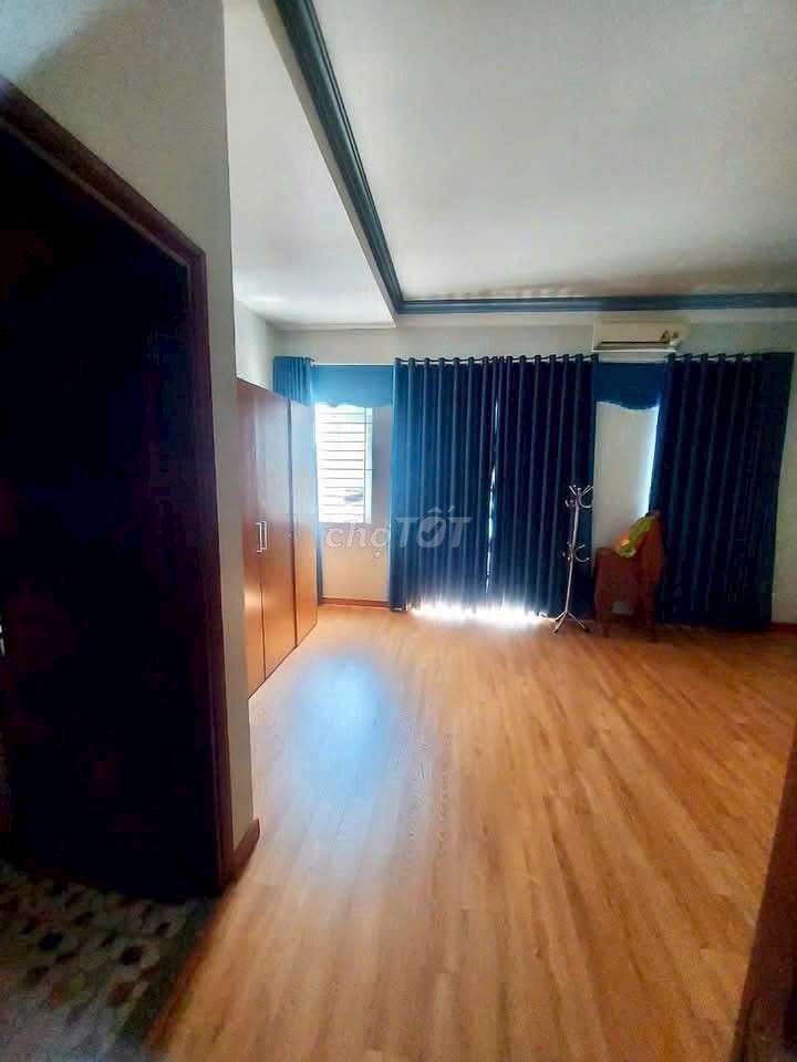 Car yard wide, area 6*20, ground, 2 stories, 3 large bedrooms, truck tracks