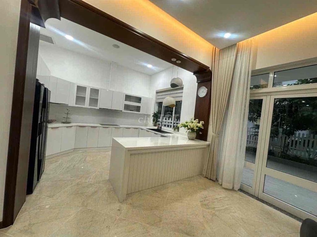 "Nep 10 meters Tân Sơn Nhì, 3 plates, 8 x 20 meters, 6 bedrooms, 6 toilets."