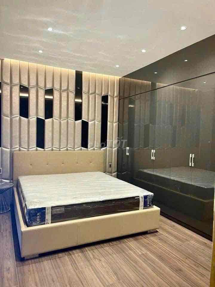 "Nep 10 meters Tân Sơn Nhì, 3 plates, 8 x 20 meters, 6 bedrooms, 6 toilets."